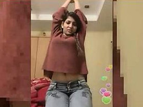 Indian beauty Nikita Soni flaunts her belly button in a live show