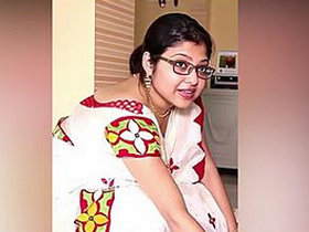 Alluring Indian woman's deep cleavage revealed in captivating footage