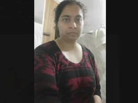 Unfulfilled Pakistani milf pleasuring herself