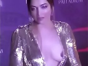 Indian celebrity accidentaly flashing her nice tit