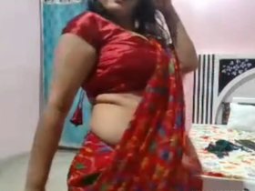 Hot Indian woman performs sensual dance