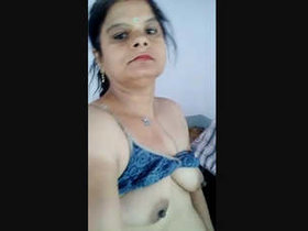 Bhabhis' erotic dance routine in the nude