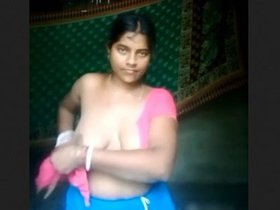 Indian wife reveals her bare physique