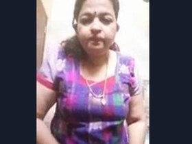Indian seductive aunt reveals her dress