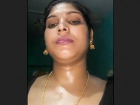 Desi bhabhi reveals her sensual curves in the nude