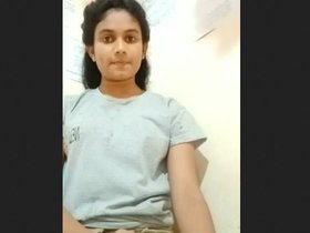 Young and lovely Sri Lankan girlfriend presents herself to her boyfriend