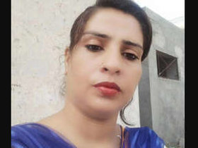 Indian sister masturbates in the bathtub
