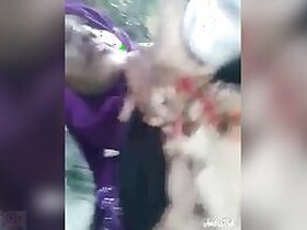 Girl in hijabi Desi jerks off her shaved pussy to her lover in MMC park