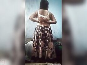 Big ass desi aunt showing naked body and jerking off with her fingers leaked new MMC