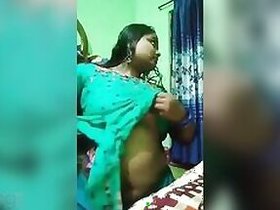 Desi owner of sexy pink lips shows her lover XXX roles via video call