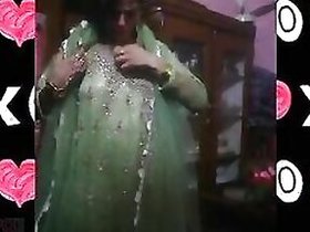 Paki XXX's married wife is interested in penetrating Desi Man's pussy