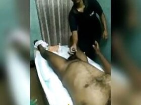 Unprofessional masseuse warmonger satisfies her client with precious chef's jerk-off