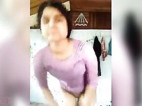 Desi cute pussy live shows video taken by her boyfriend