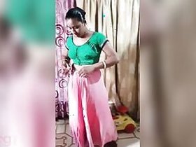 Indian auntie dresses like a real slut after her bath! Desi XXX video