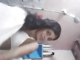 Teenage hottie from Chennai records herself as this hottie bathes
