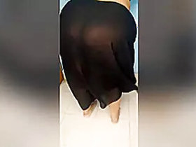 Desi Aunty's hot ass is wiggling