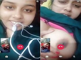 Hot look Desi Indian girl Shows her tits on video call