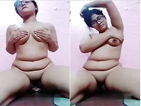 Pretty girl Desi Shows her tits and pussy